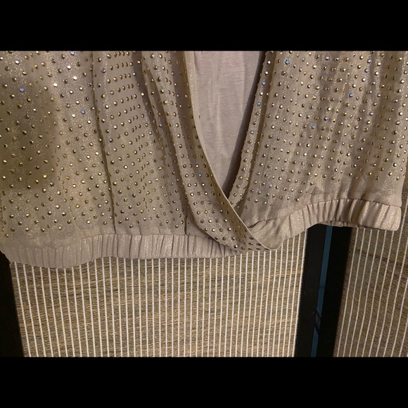 Sleeveless (Jennifer Lopez) Beautiful & Edgy Gold Studded Blouse - Picture 4 of 5